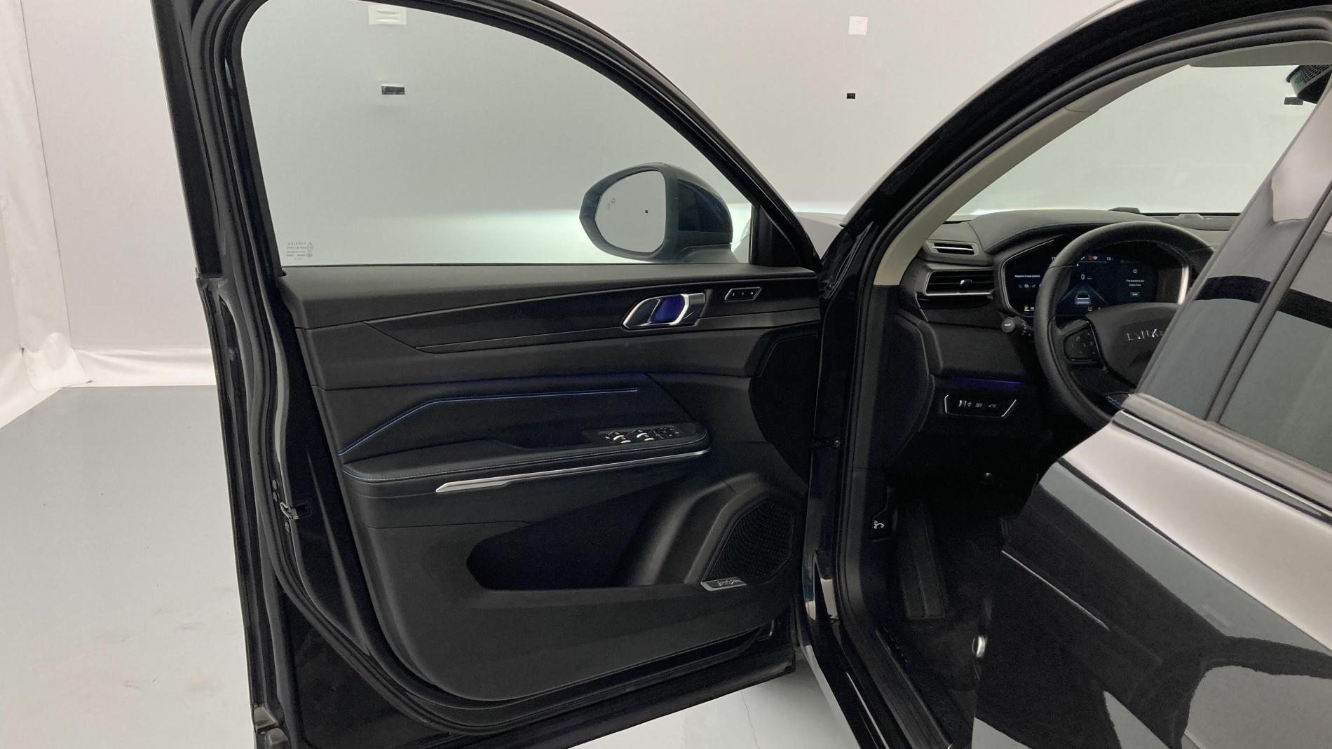 lynk&co 1 nv 1.5 PHEV 261 2022 black 13