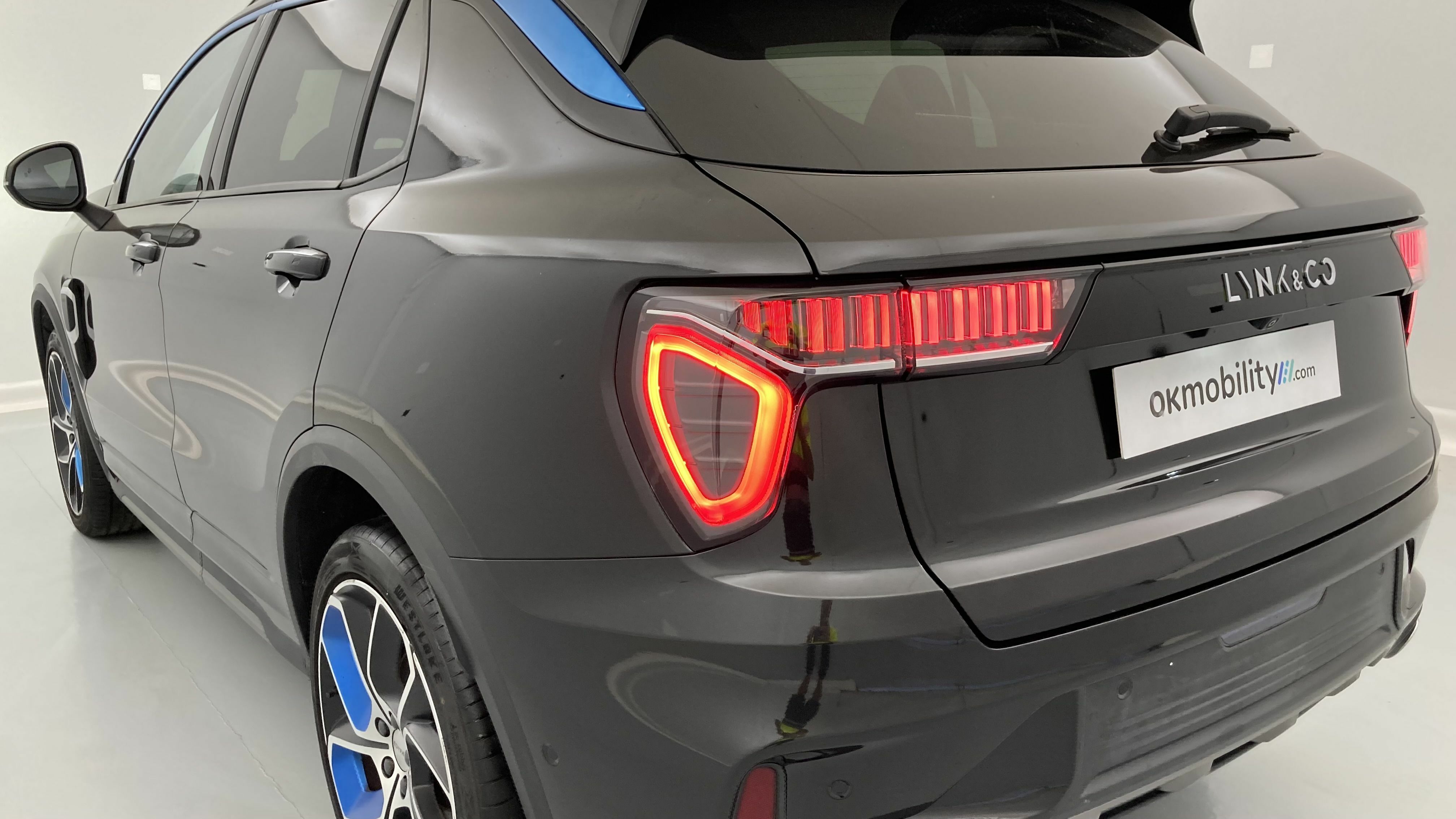 lynk&co 1 nv 1.5 PHEV 261 2022 black 30