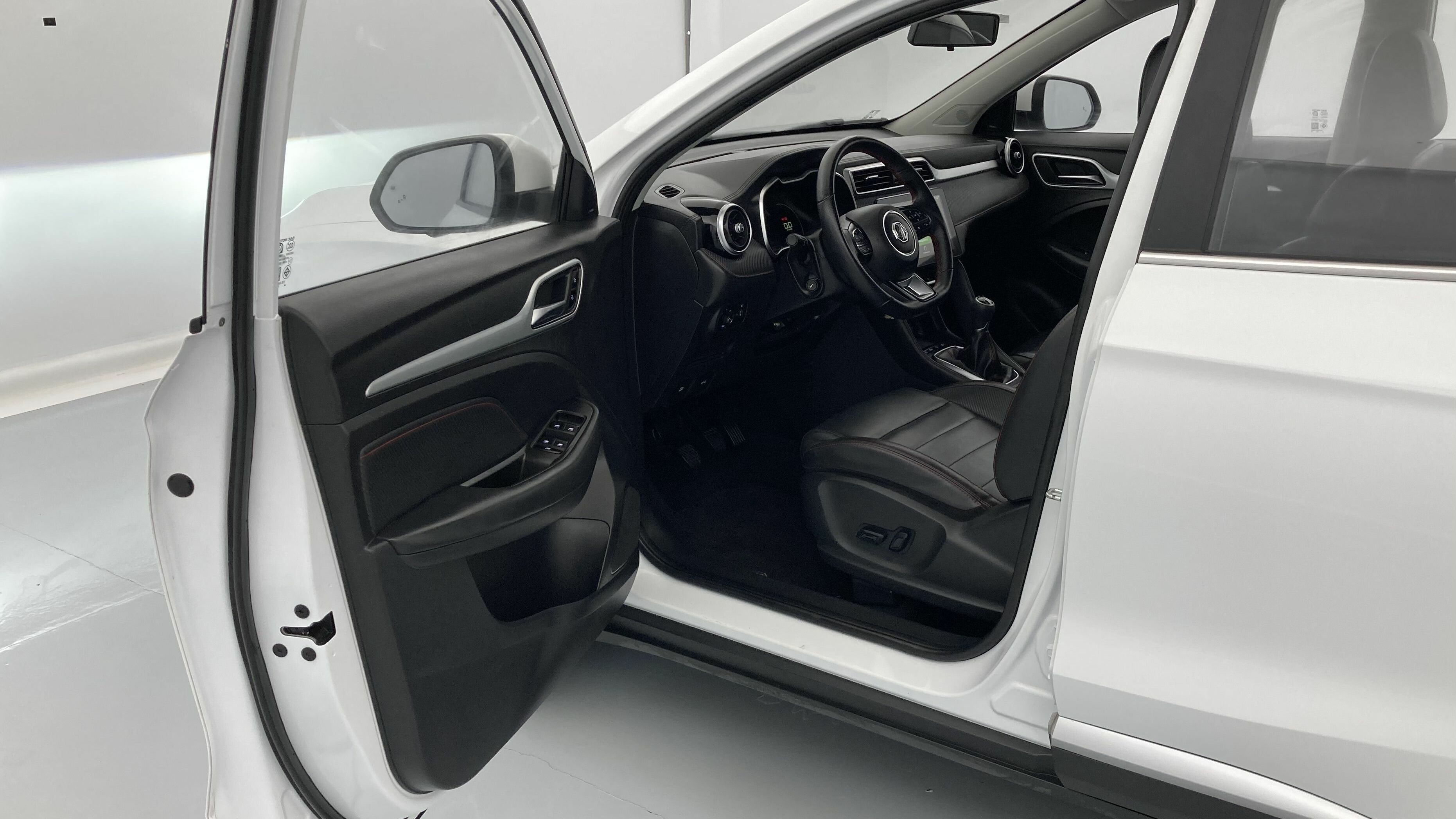 mg zs luxury 1.5 VTI-TECH 106 2023 white 14