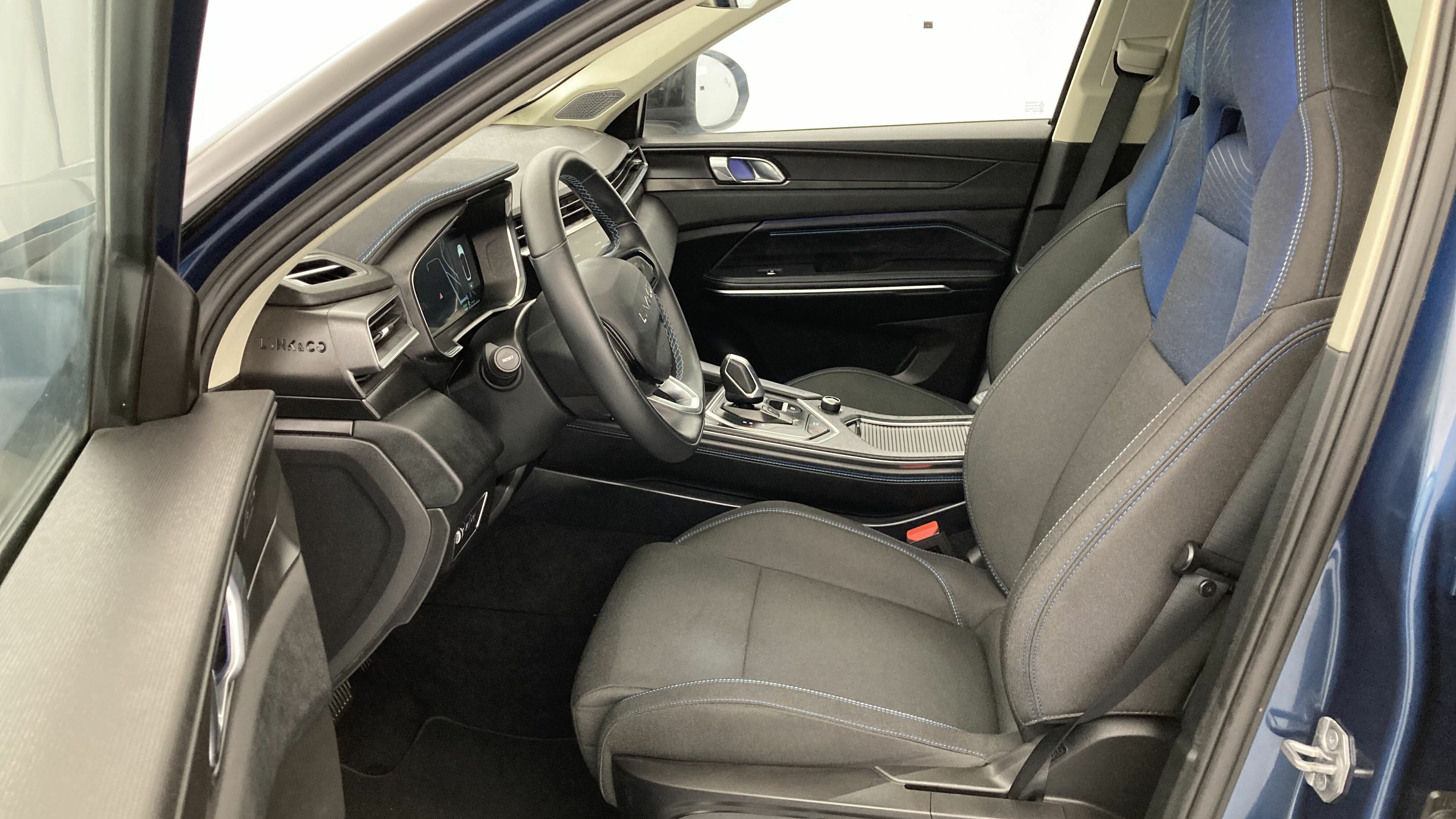 lynk&co 1 nv 1.5 PHEV 261 2022 blue 14