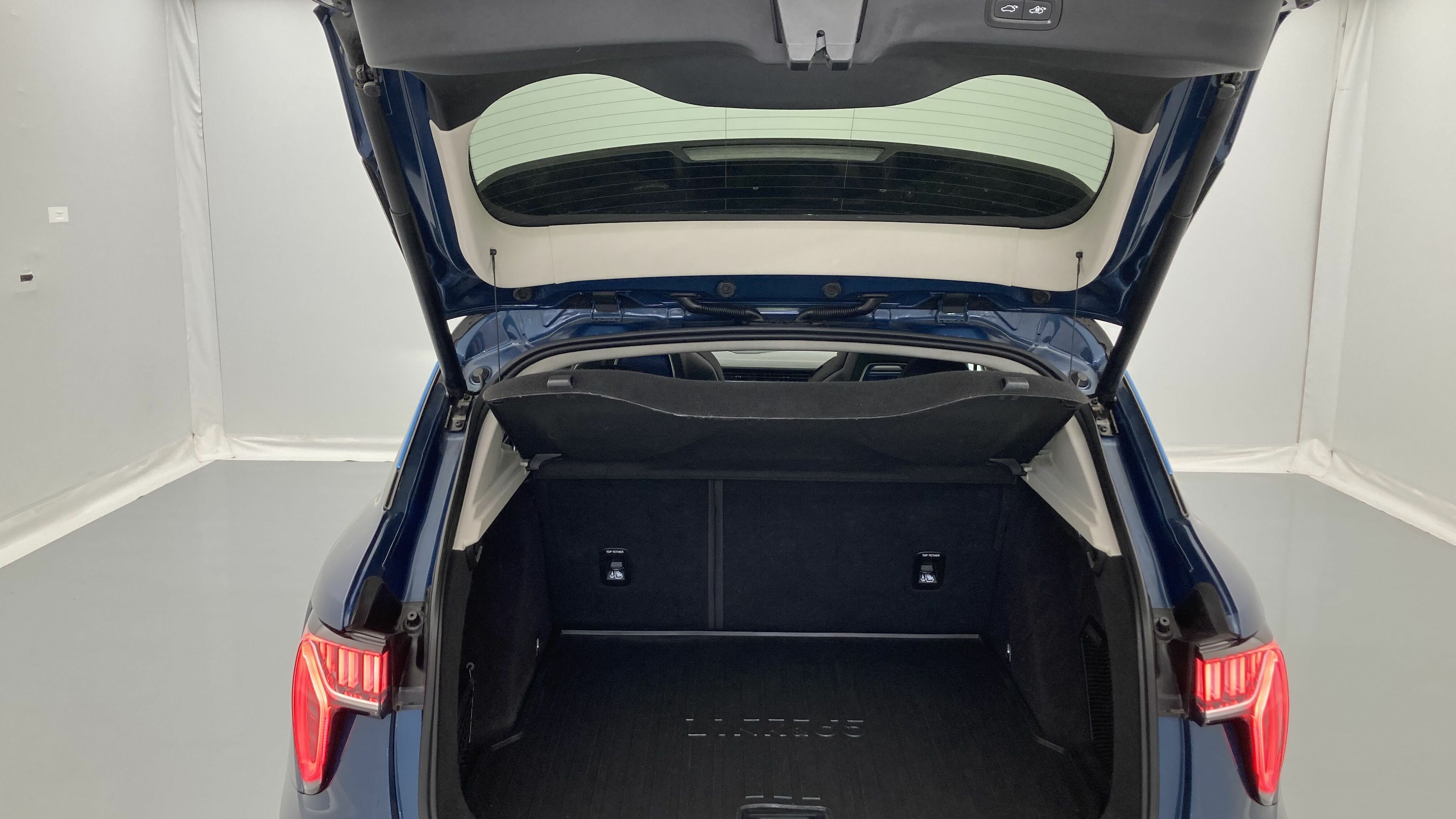 lynk&co 1 nv 1.5 PHEV 261 2022 blue 24