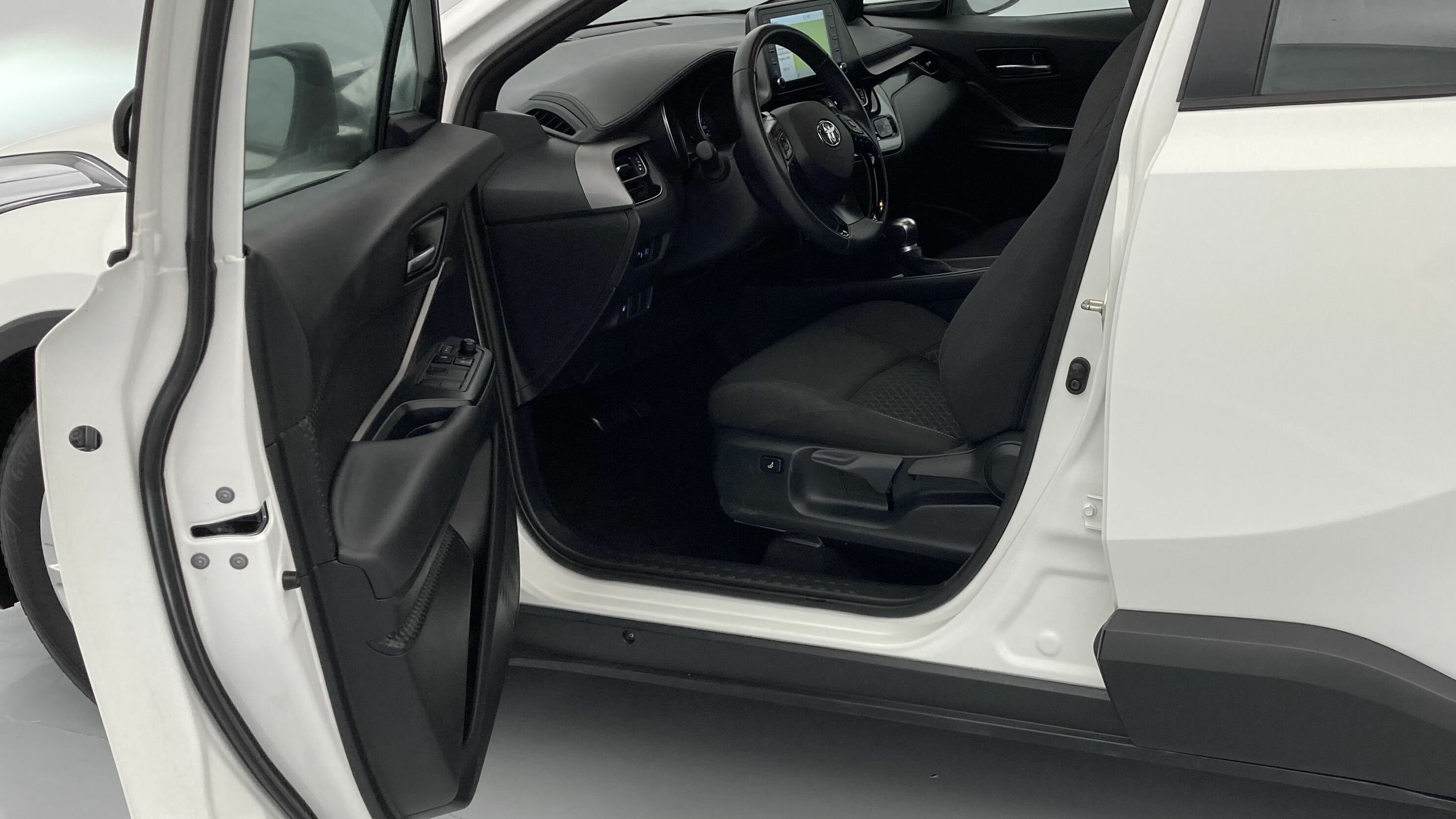 toyota c-hr business edition 1.8 E-CVT 125H 2023 schneeweiss 14