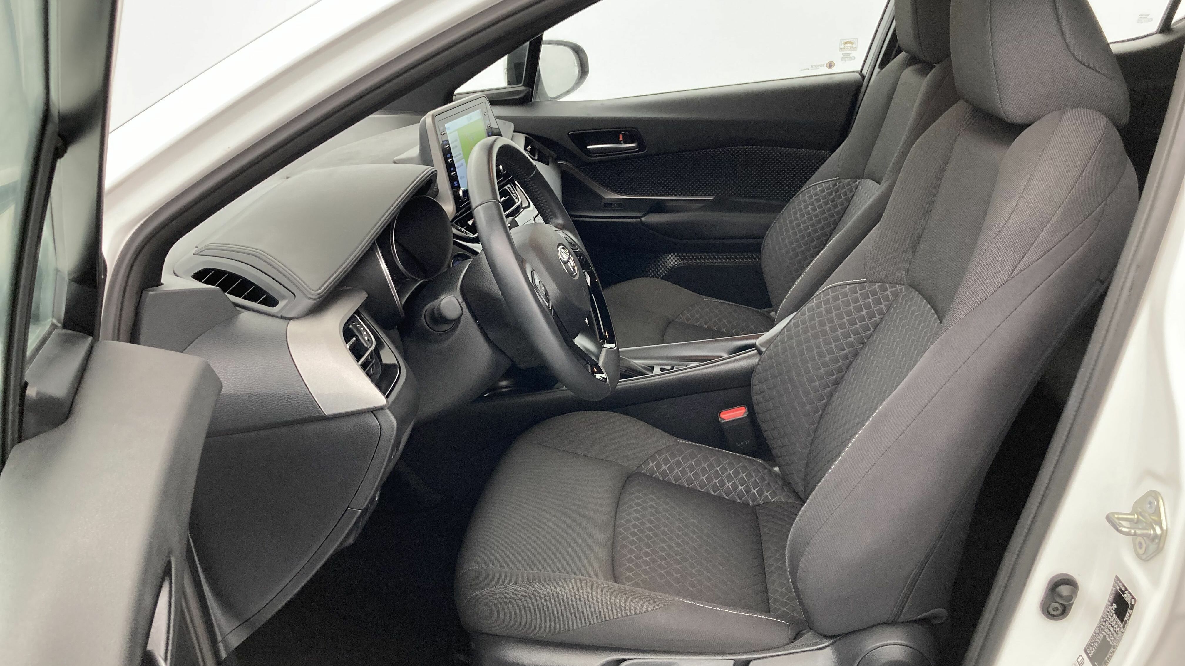 toyota c-hr business edition 1.8 E-CVT 125H 2023 schneeweiss 15