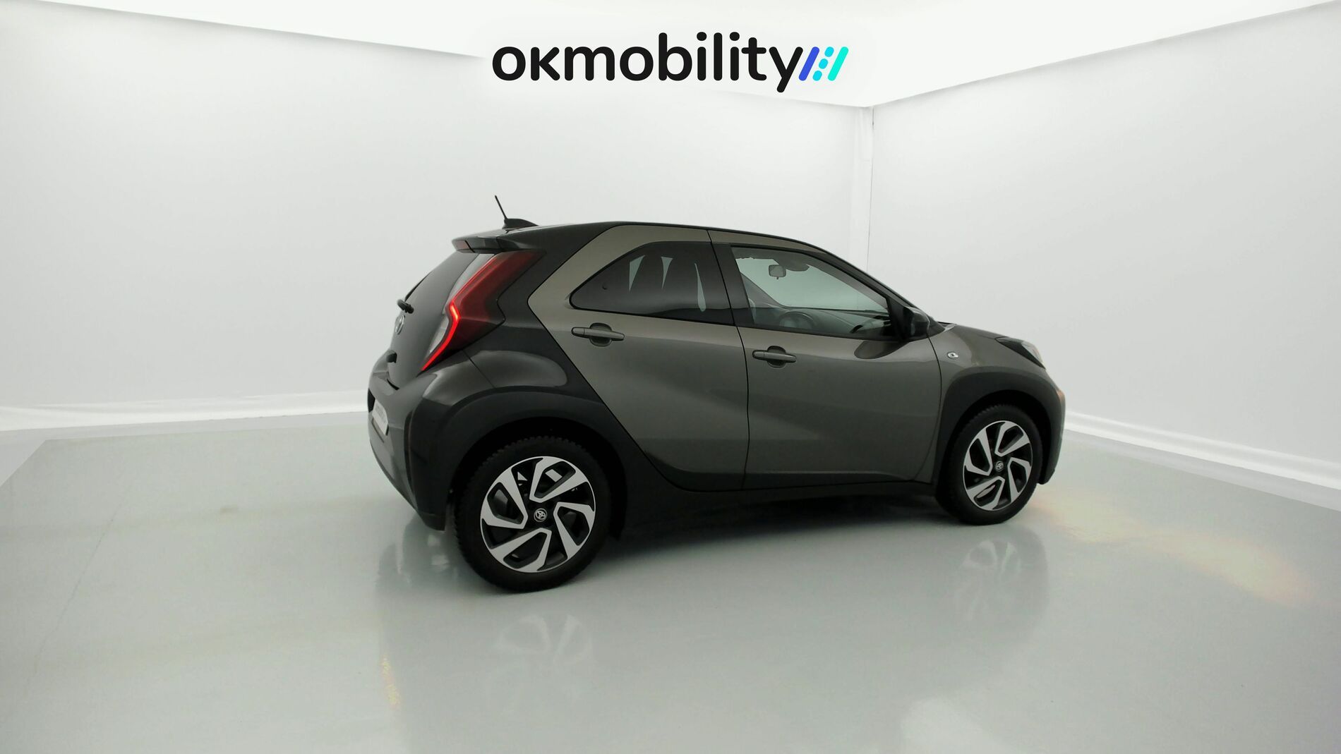 toyota aygo x pulse 1.0 VVT-I 72 2023 cardamon green / black 12