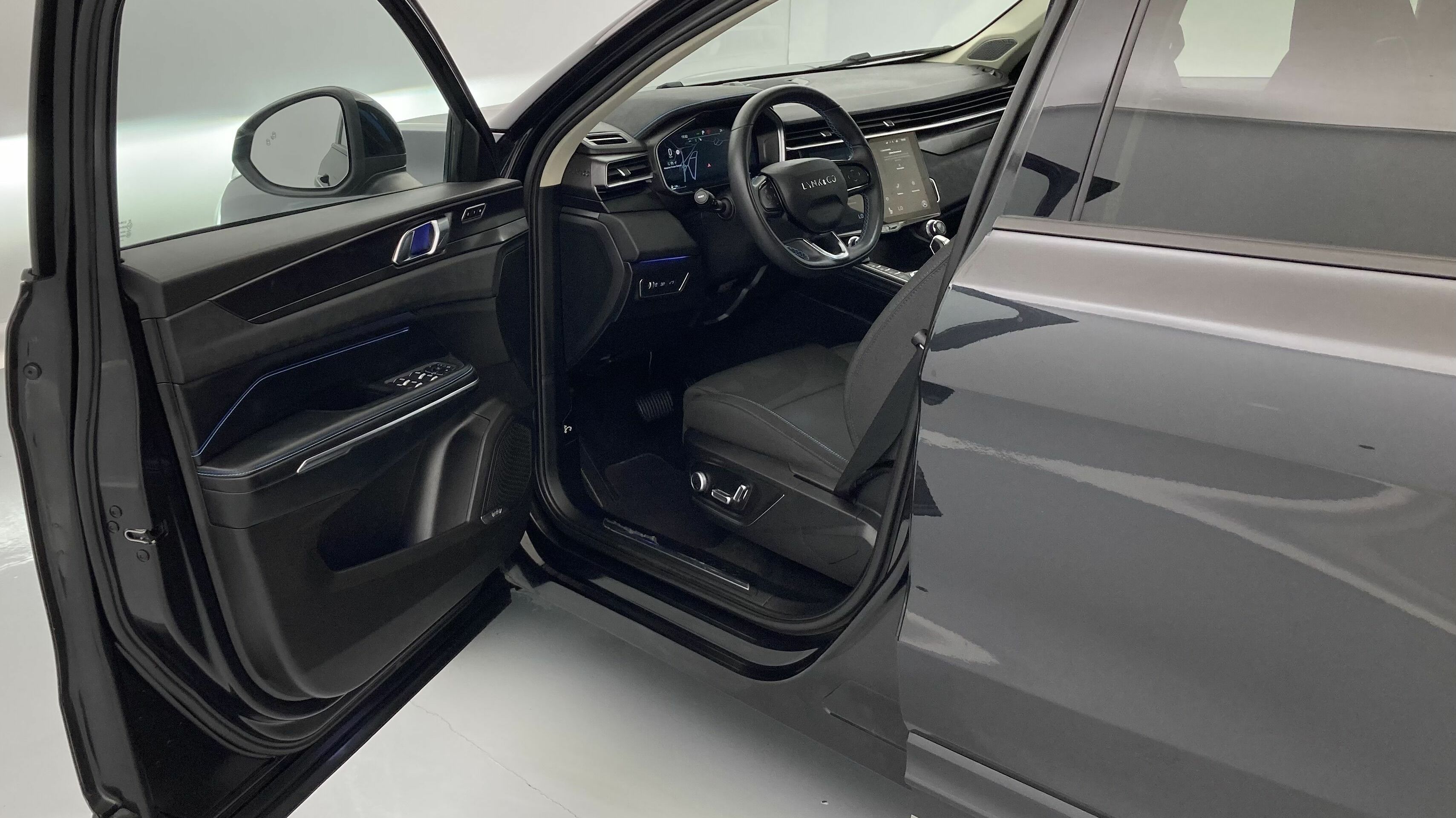 lynk&co 1 nv 1.5 PHEV 261 2022 black 8