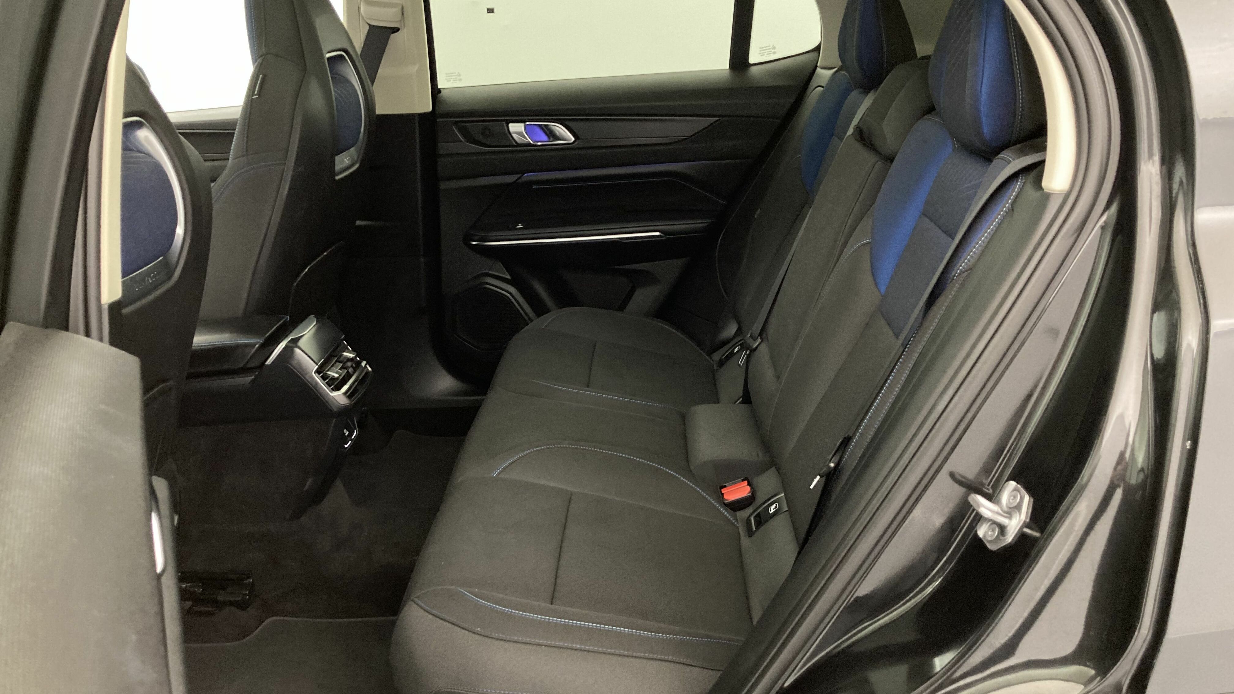 lynk&co 1 nv 1.5 PHEV 261 2022 black 16