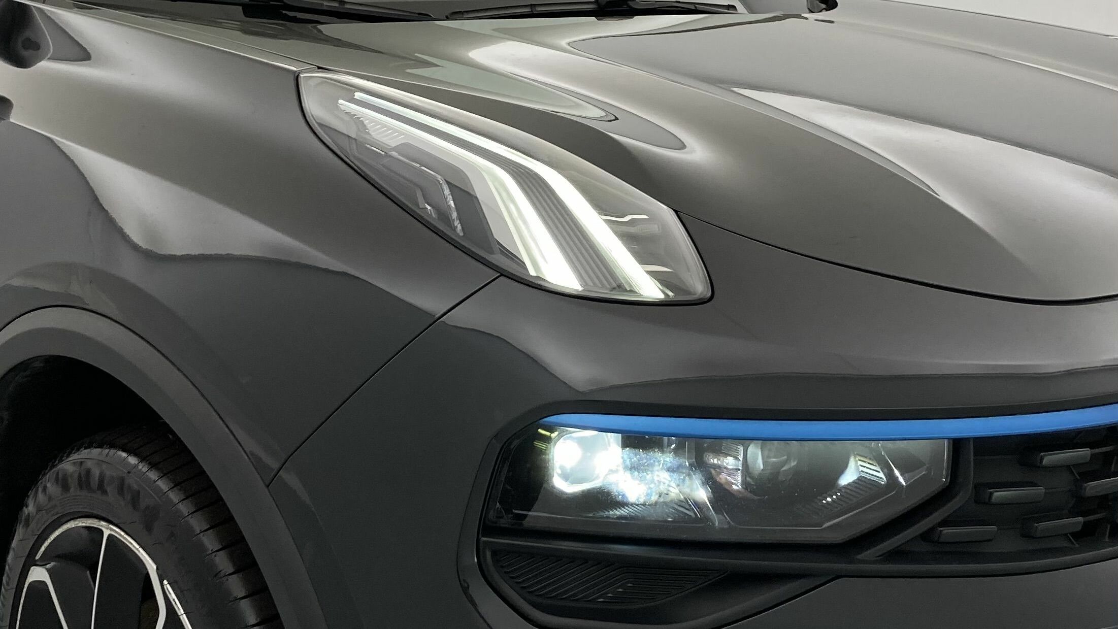 lynk&co 1 nv 1.5 PHEV 261 2022 black 24