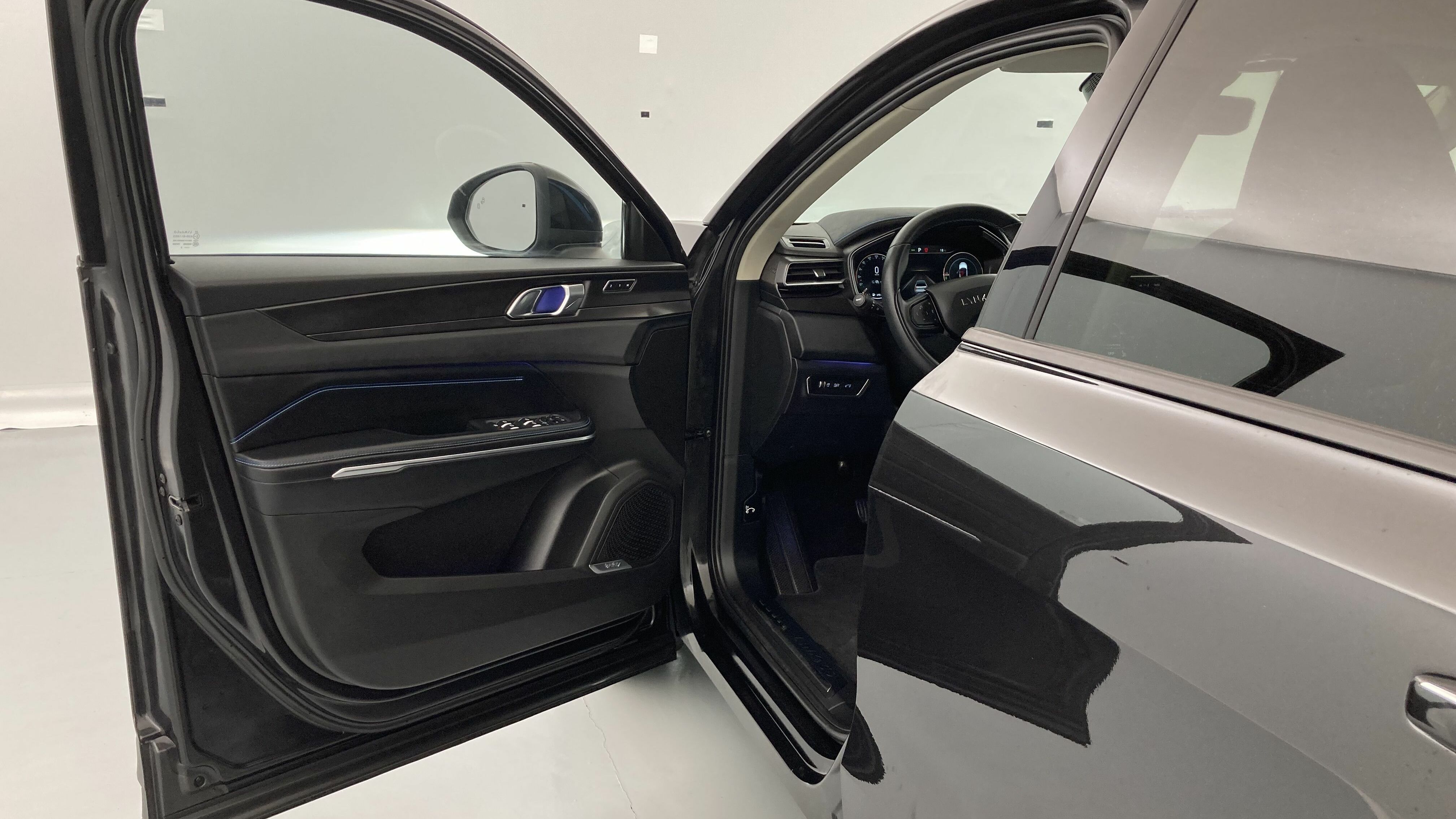 lynk&co 01 nv 1.5 PHEV 261 2022 black 14