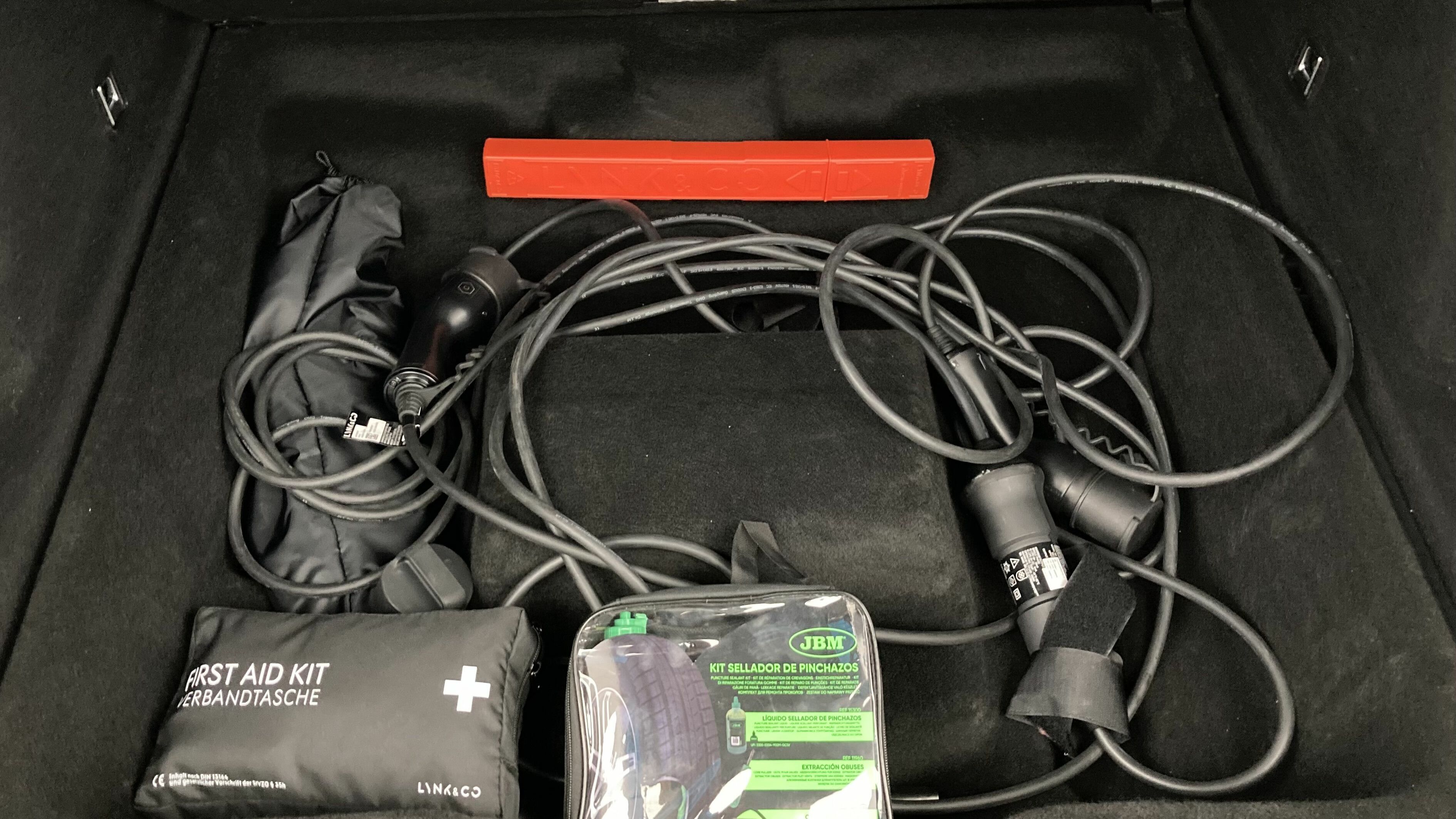 lynk&co 01 nv 1.5 PHEV 261 2022 black 24