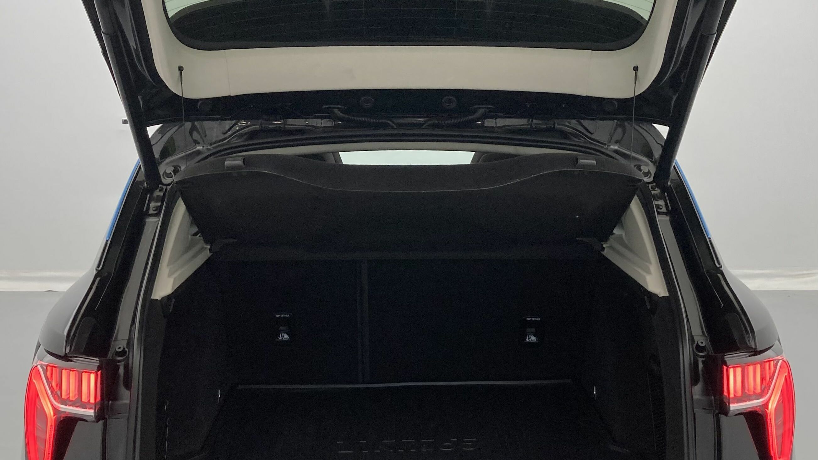 lynk&co 01 nv 1.5 PHEV 261 2022 black 25