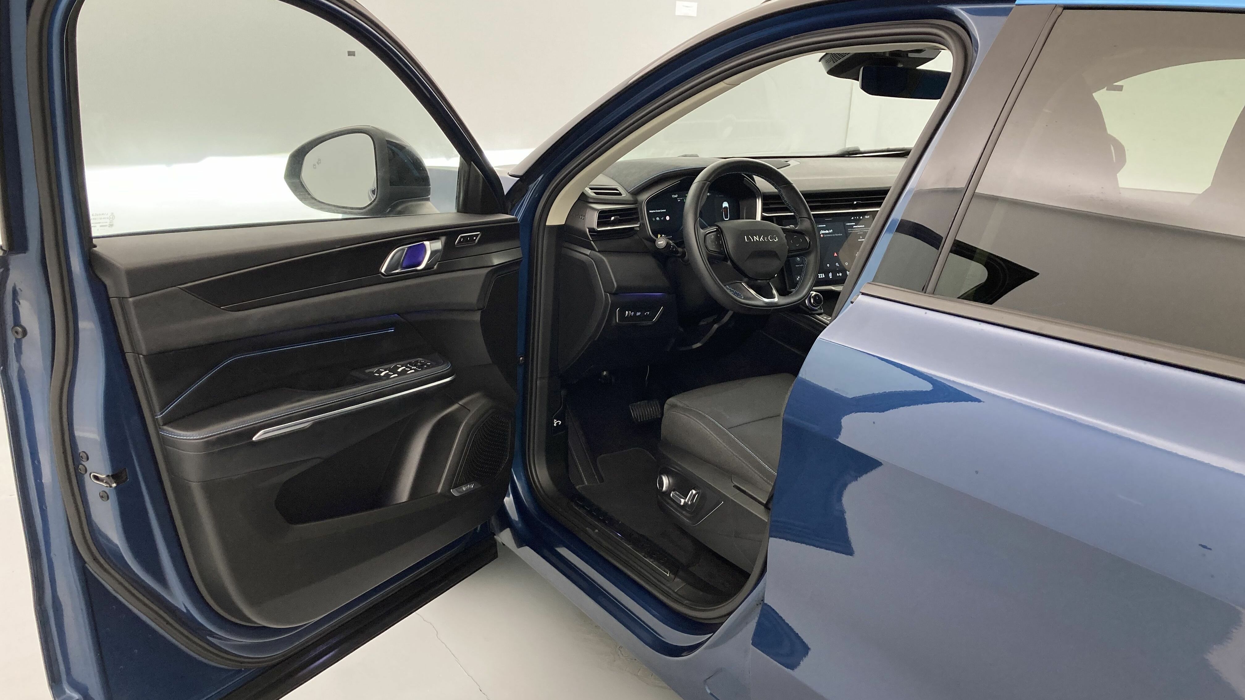 lynk&co 01 nv 1.5 PHEV 261 2022 blue 12