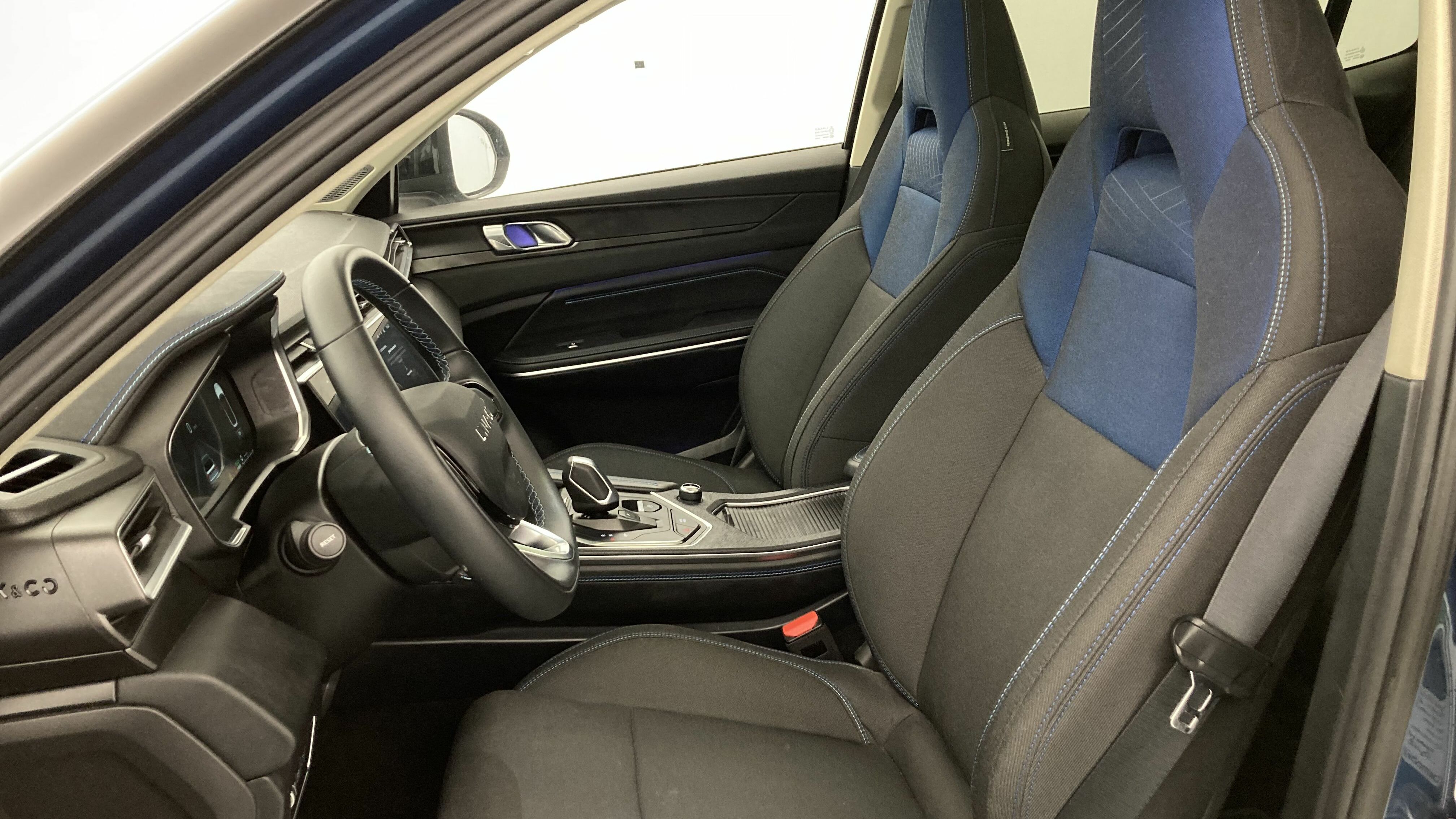 lynk&co 01 nv 1.5 PHEV 261 2022 blue 13