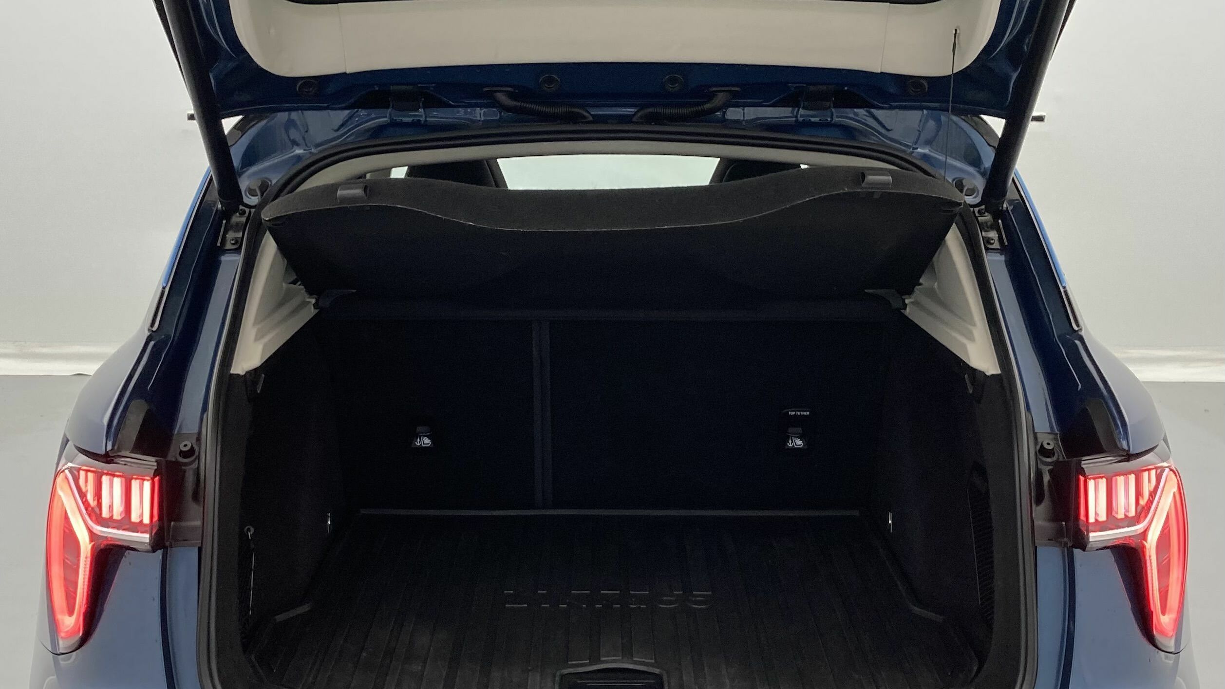 lynk&co 01 nv 1.5 PHEV 261 2022 blue 23