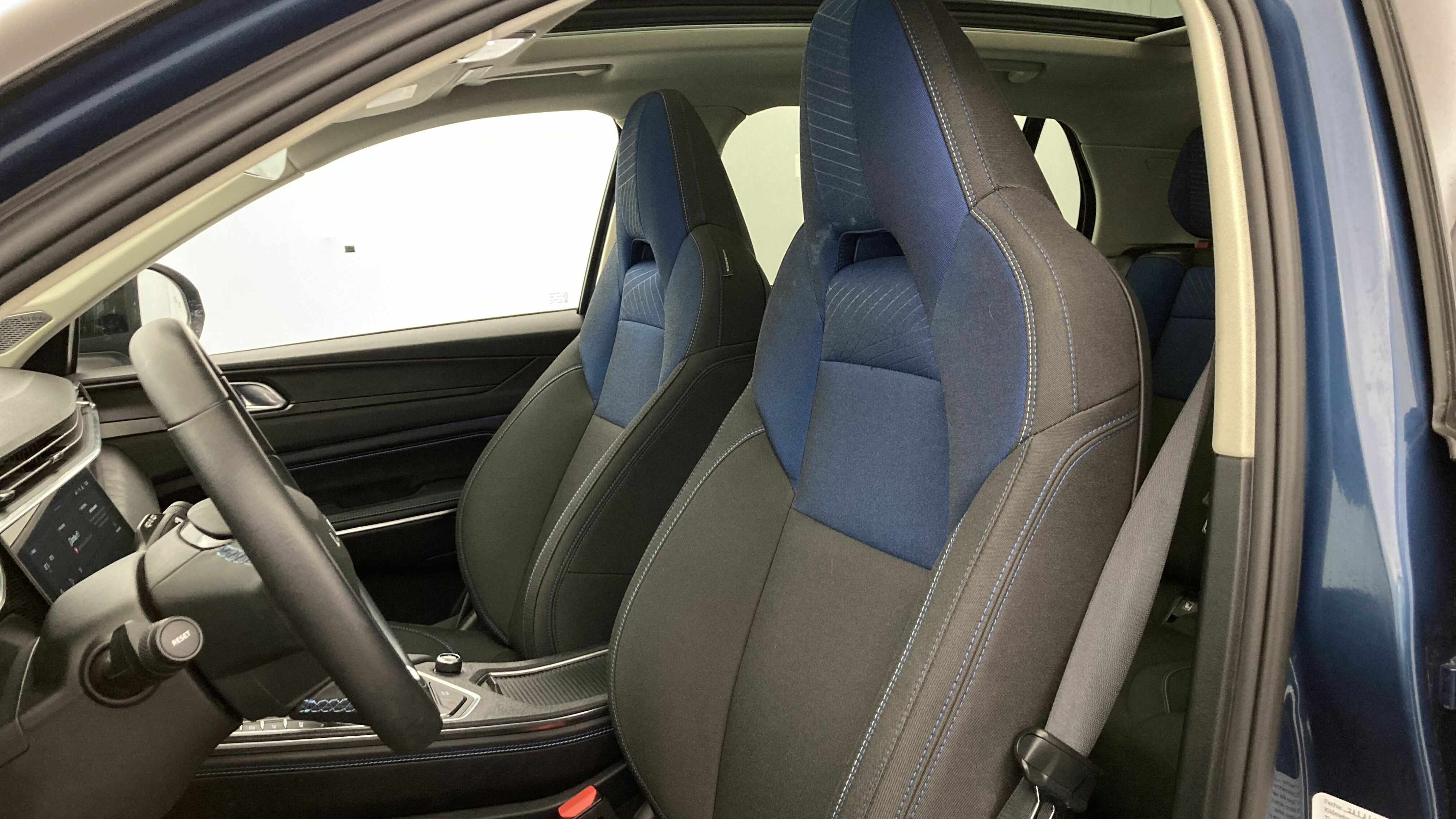 lynk&co 1 nv 1.5 PHEV 261 2022 blue 13