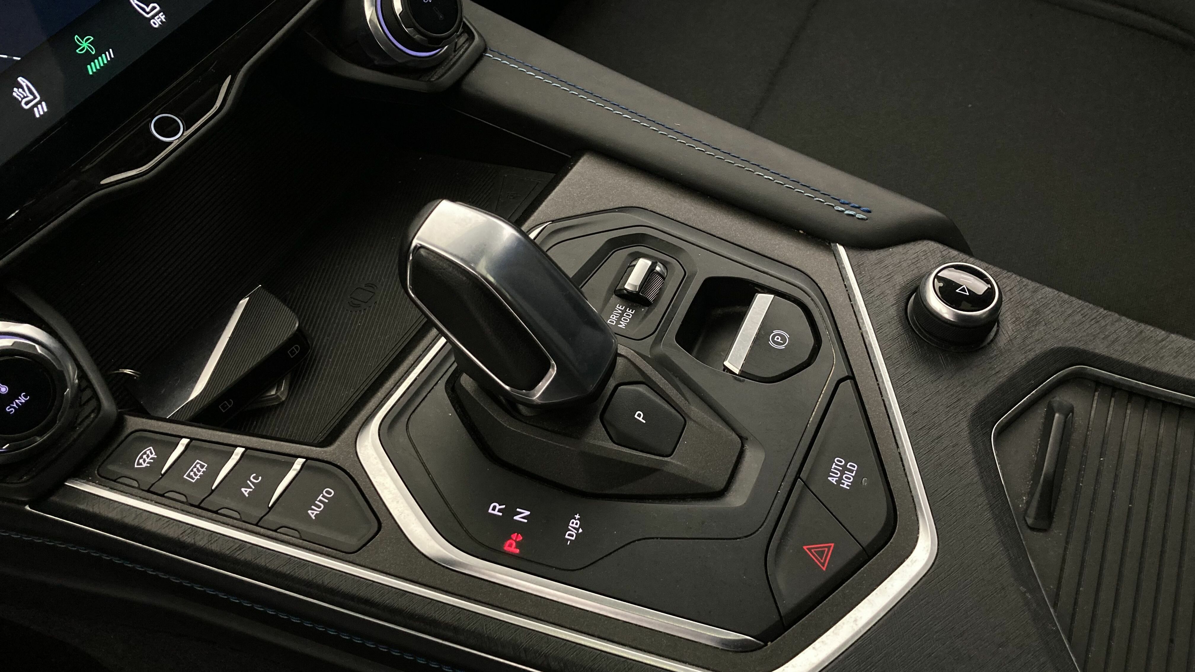 lynk&co 1 nv 1.5 PHEV 261 2022 blue 19