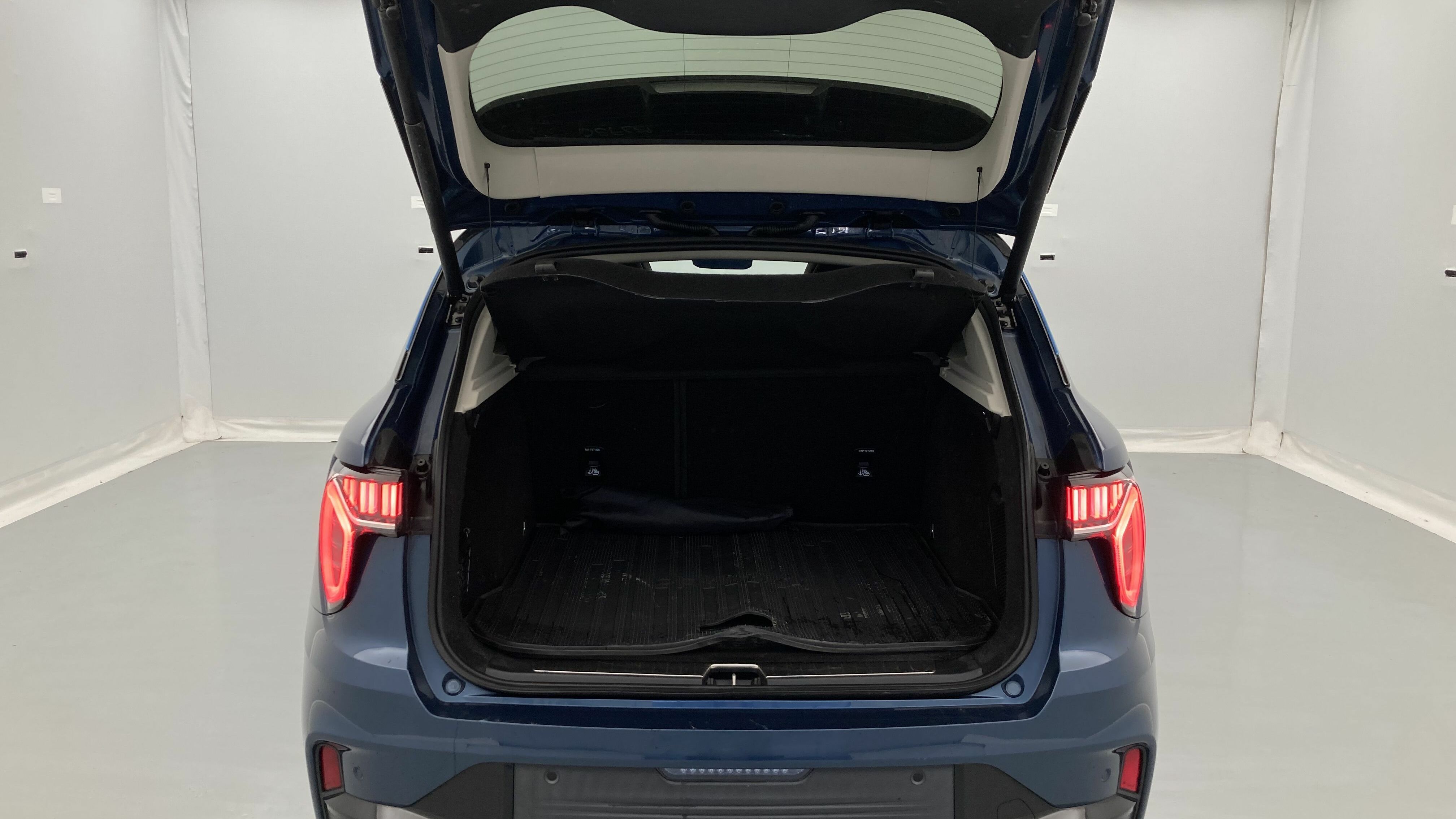 lynk&co 1 nv 1.5 PHEV 261 2022 blue 23