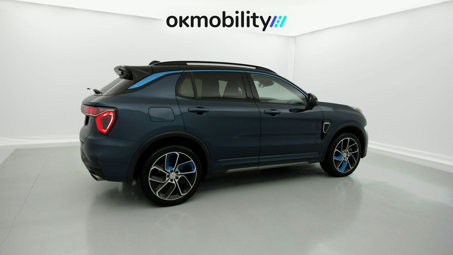 lynk&co 1 nv 1.5 PHEV 261 2022 blue 11