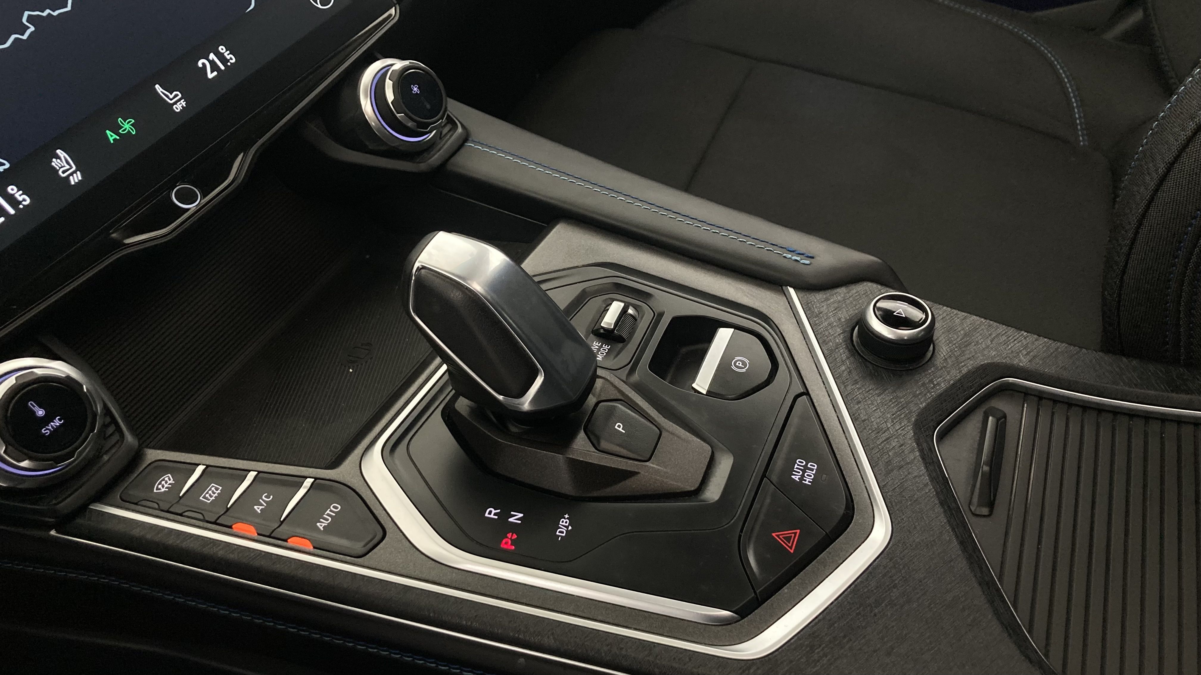 lynk&co 1 nv 1.5 PHEV 261 2022 black 12