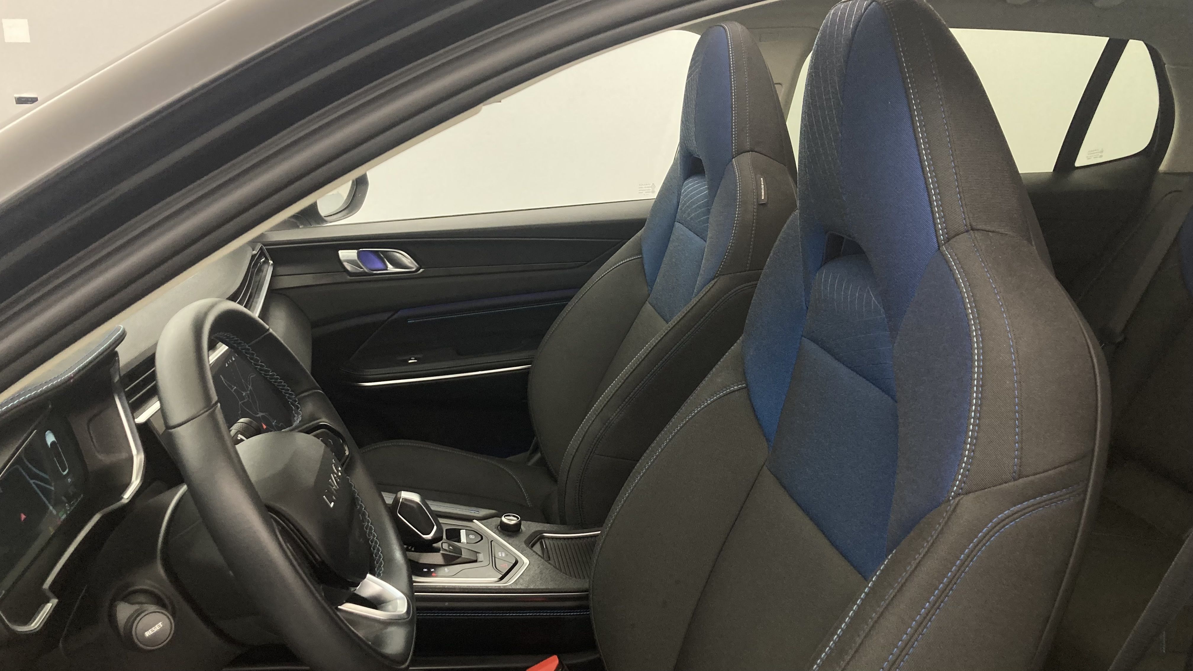 lynk&co 1 nv 1.5 PHEV 261 2022 black 17