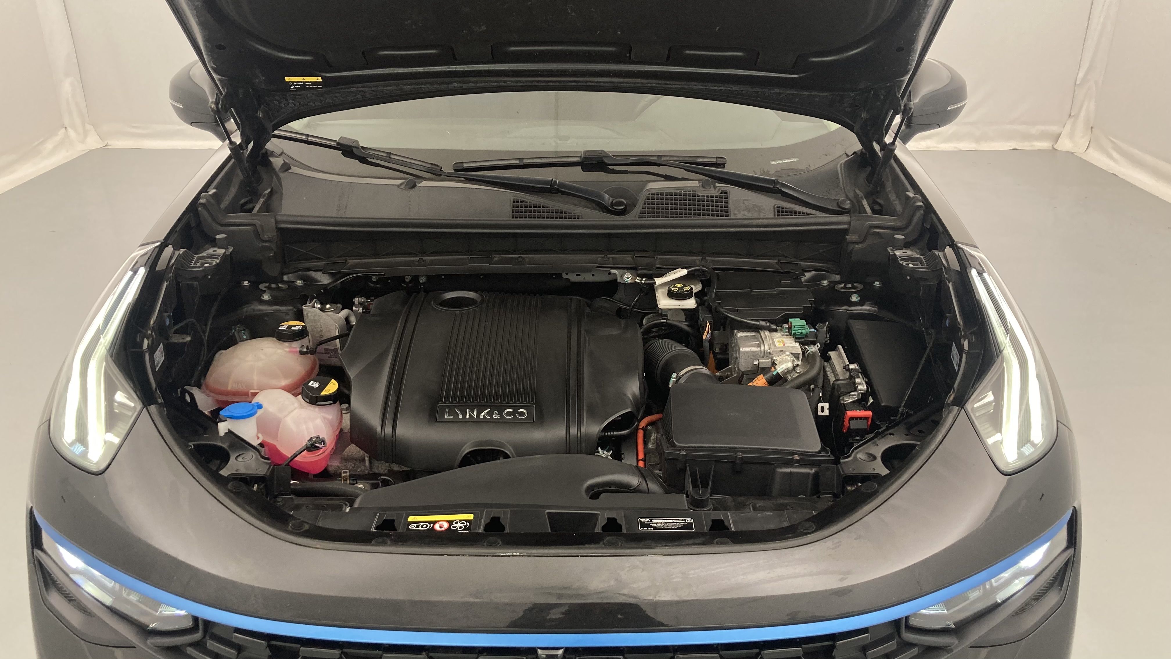 lynk&co 1 nv 1.5 PHEV 261 2022 black 23