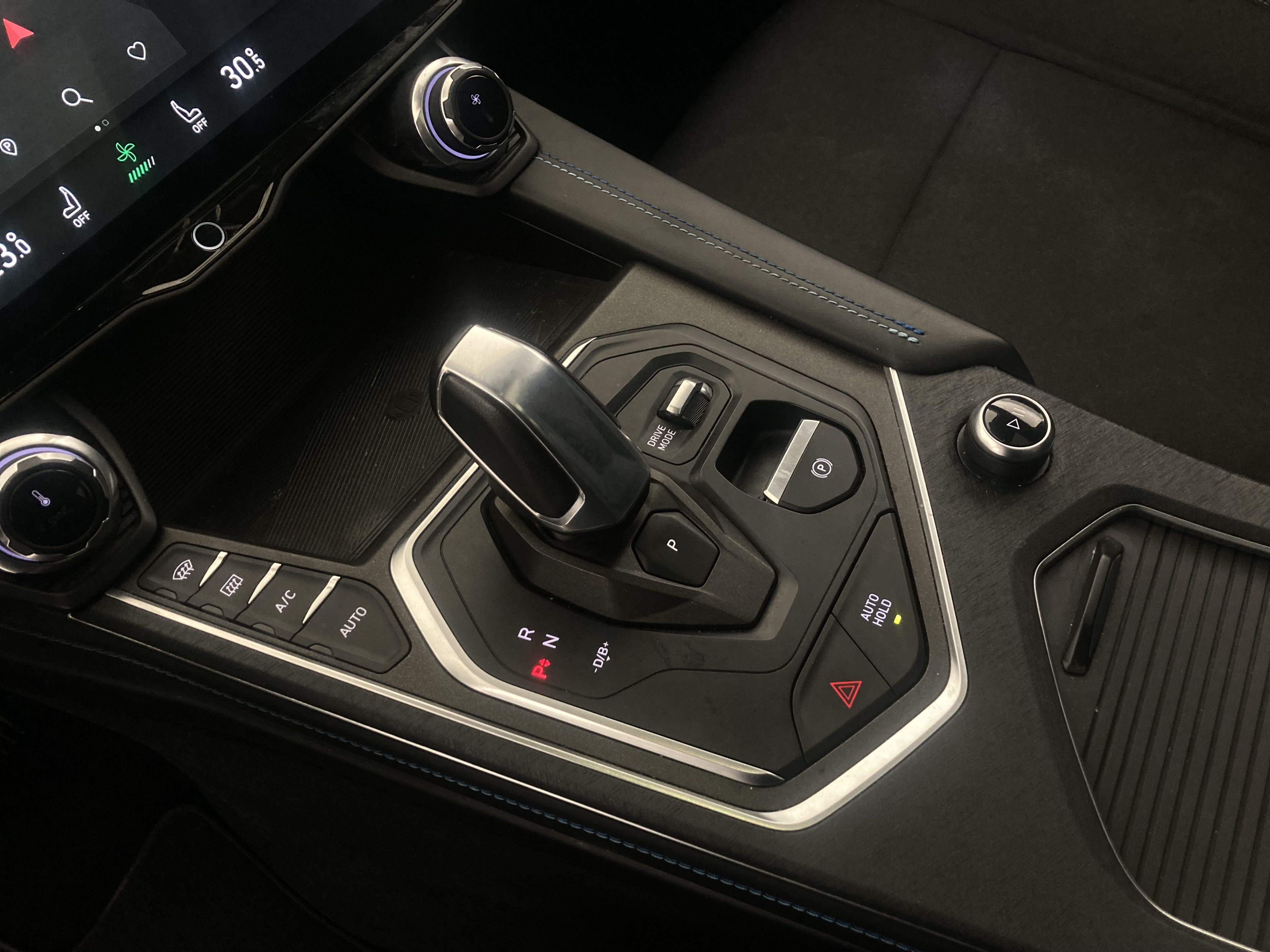 lynk&co 1 nv 1.5 PHEV 261 2022 blue 12