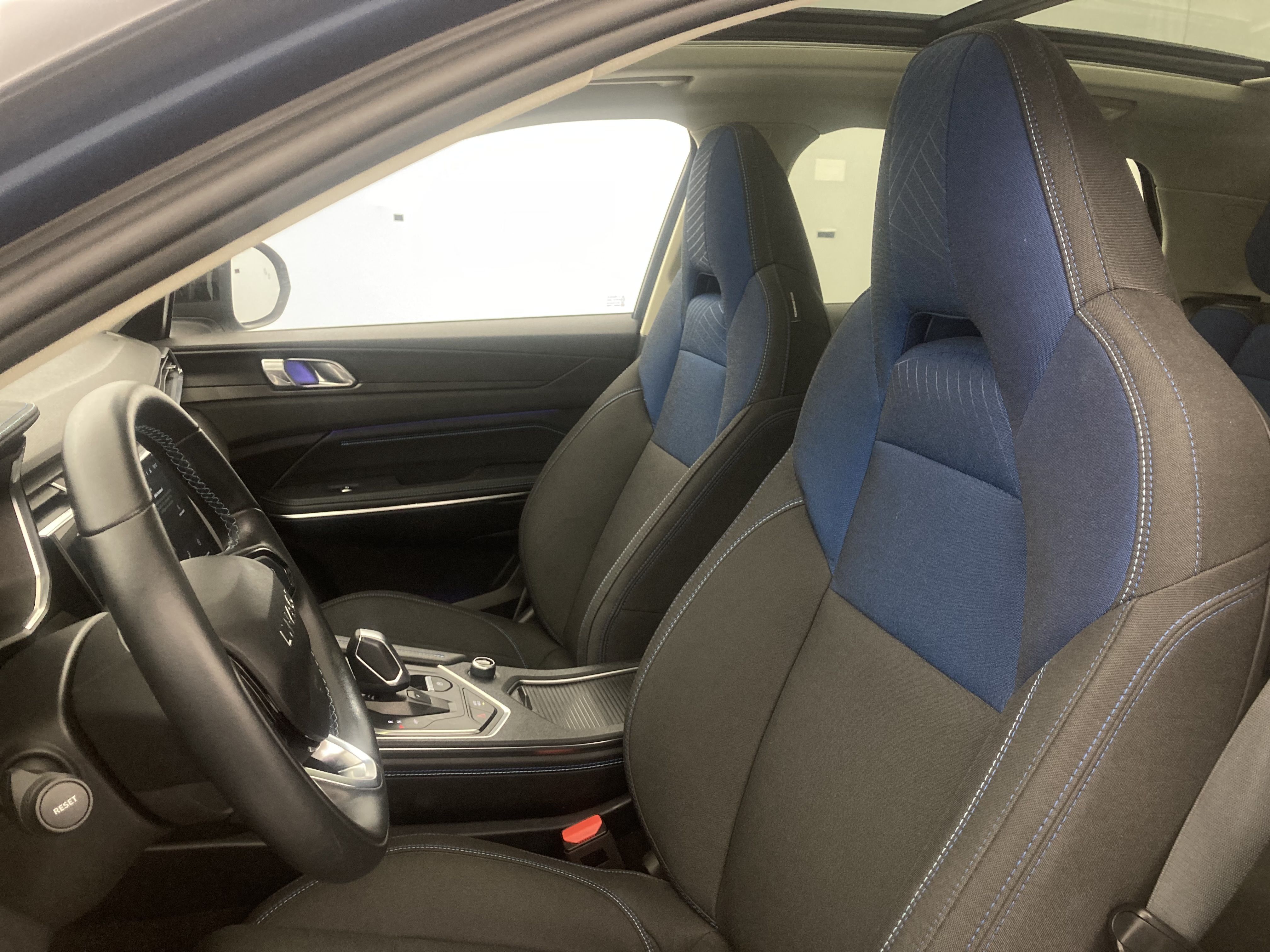 lynk&co 1 nv 1.5 PHEV 261 2022 blue 16