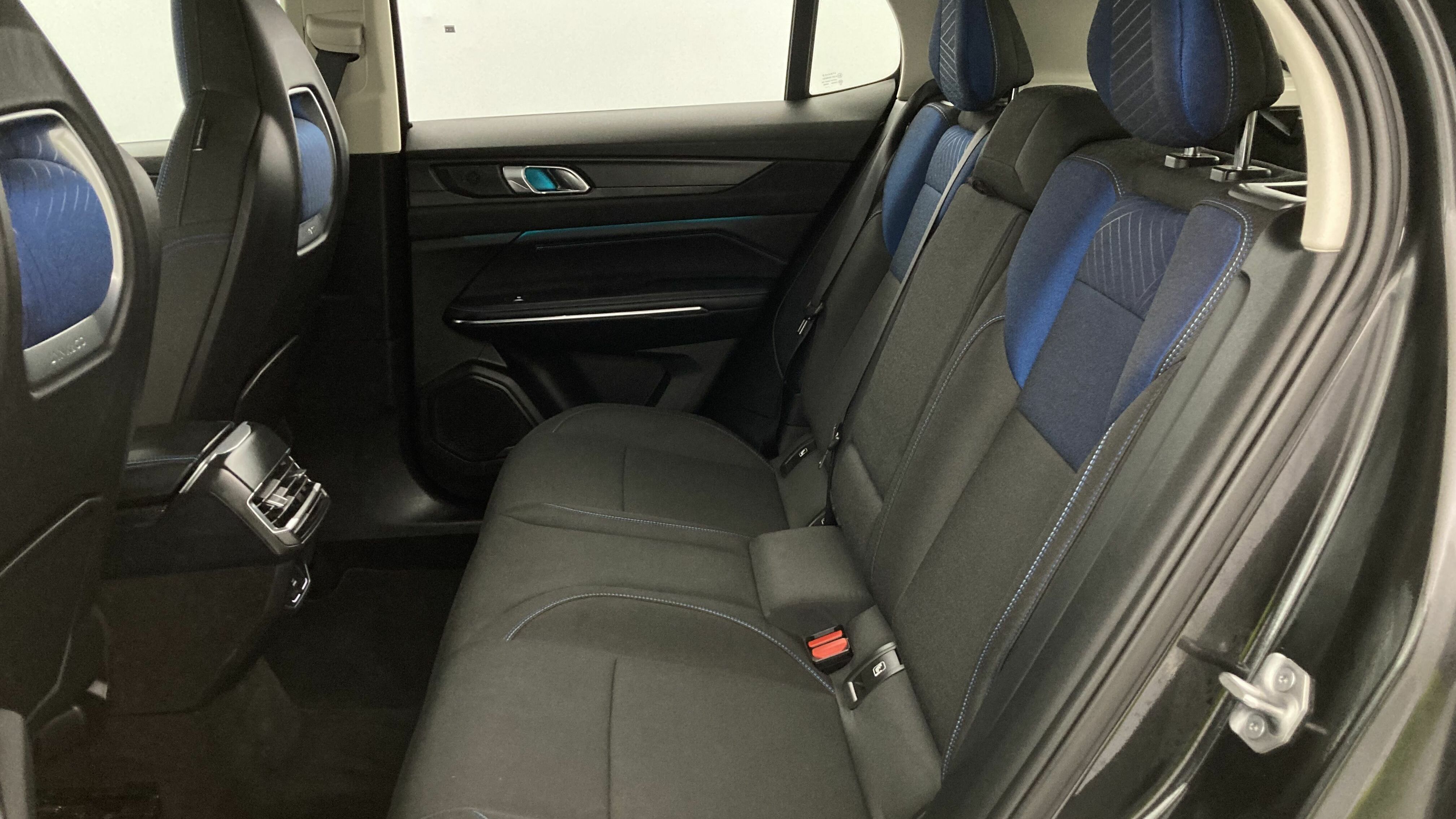 lynk&co 1 nv 1.5 HEV 197 2022 swarowski black 22