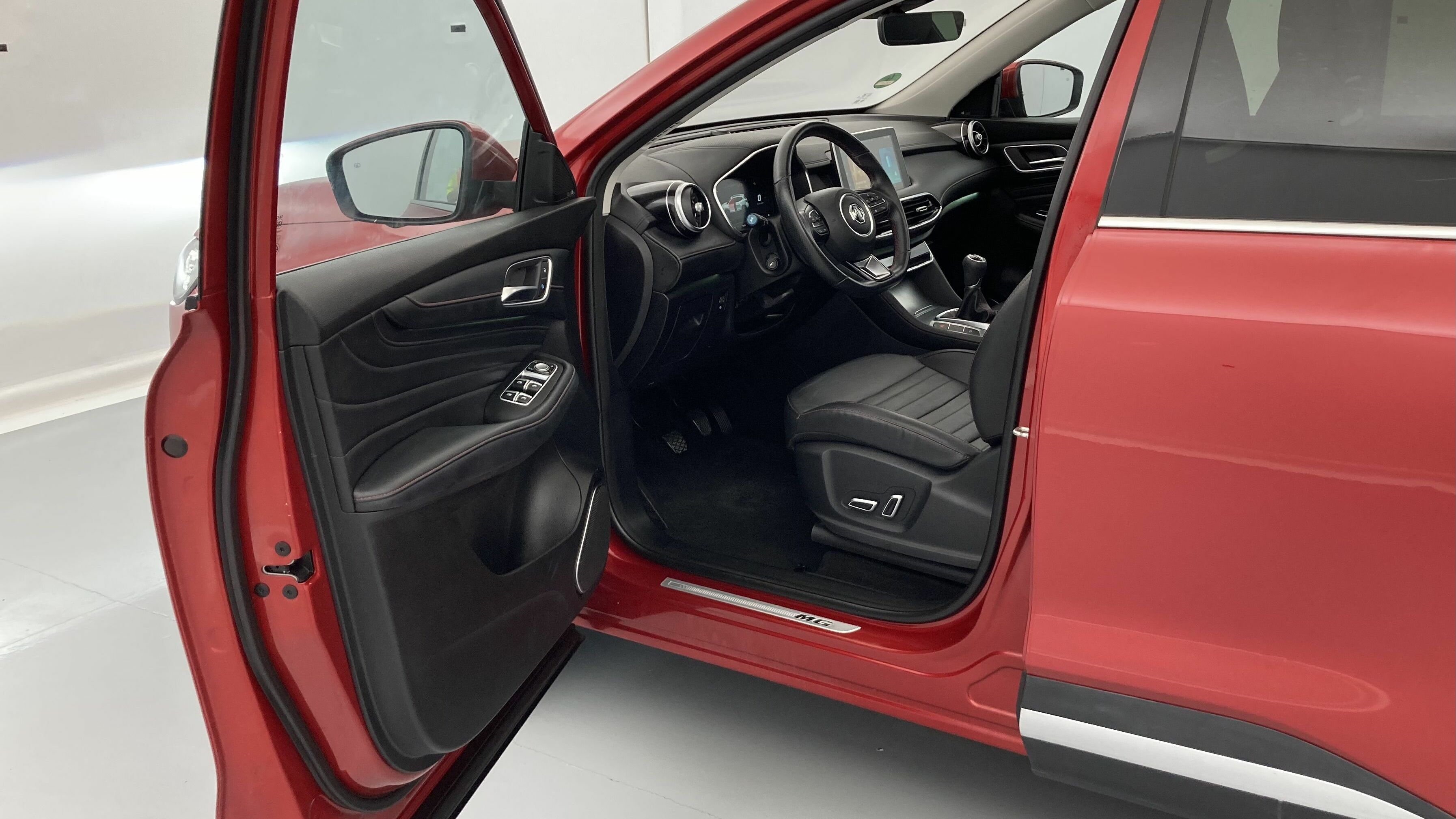 mg hs luxury 1.5 T-GDI 162 2023 diamond red 14