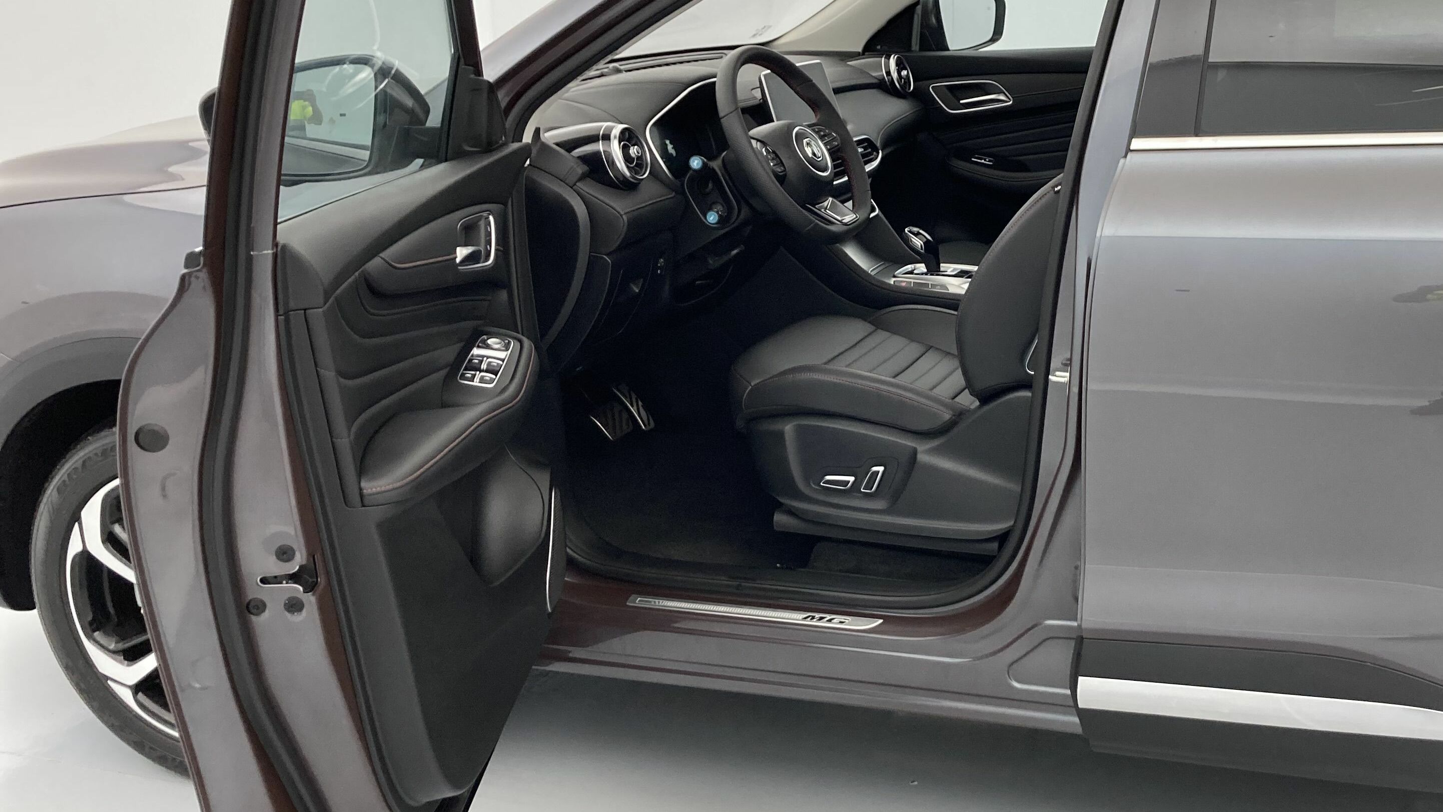 mg hs luxury 1.5 T-GDI 162 AT 2024 iron oxide grey 14