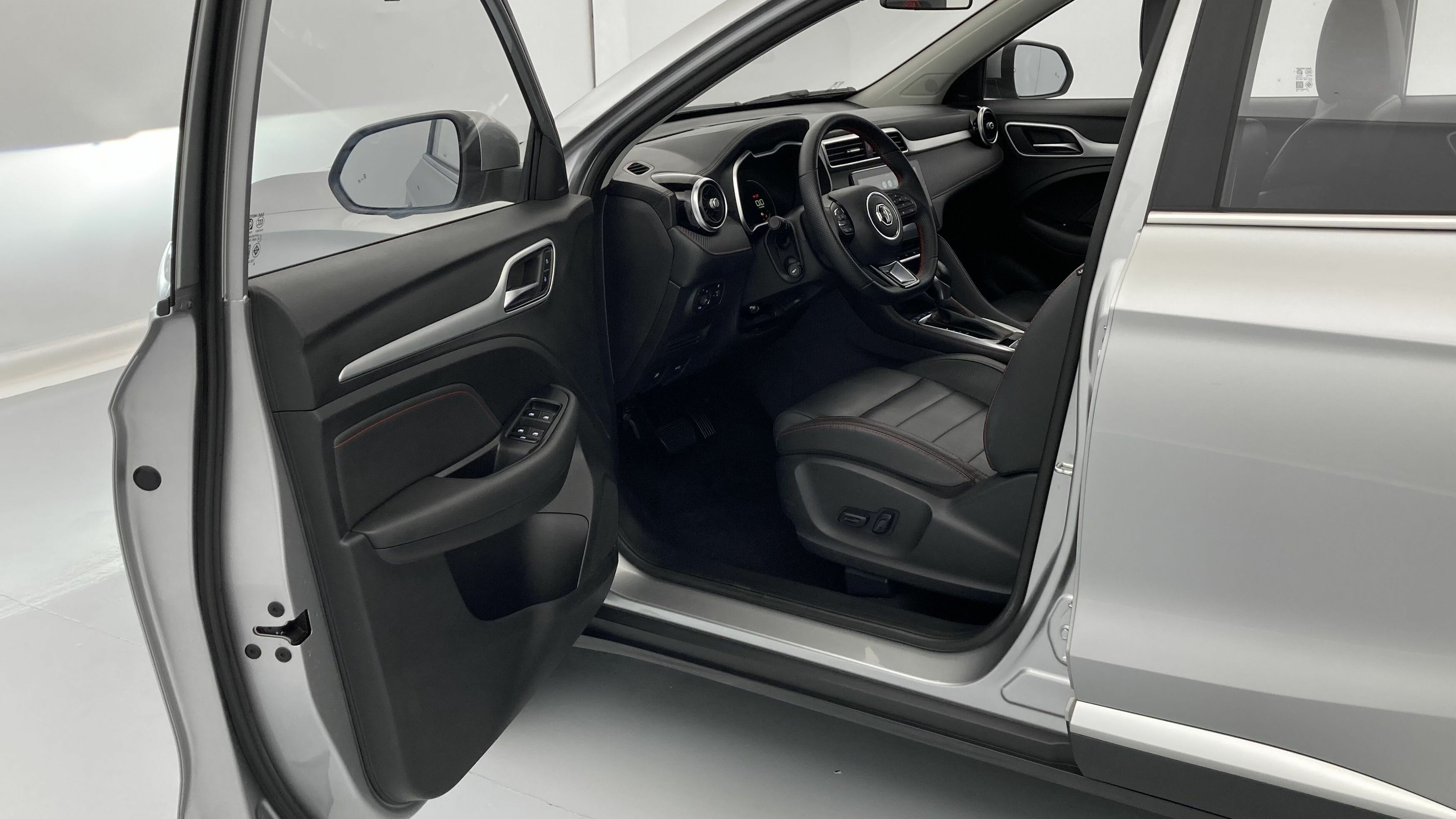 mg zs luxury 1.0 T-GDI 110 AT 2024 cosmic silver 13