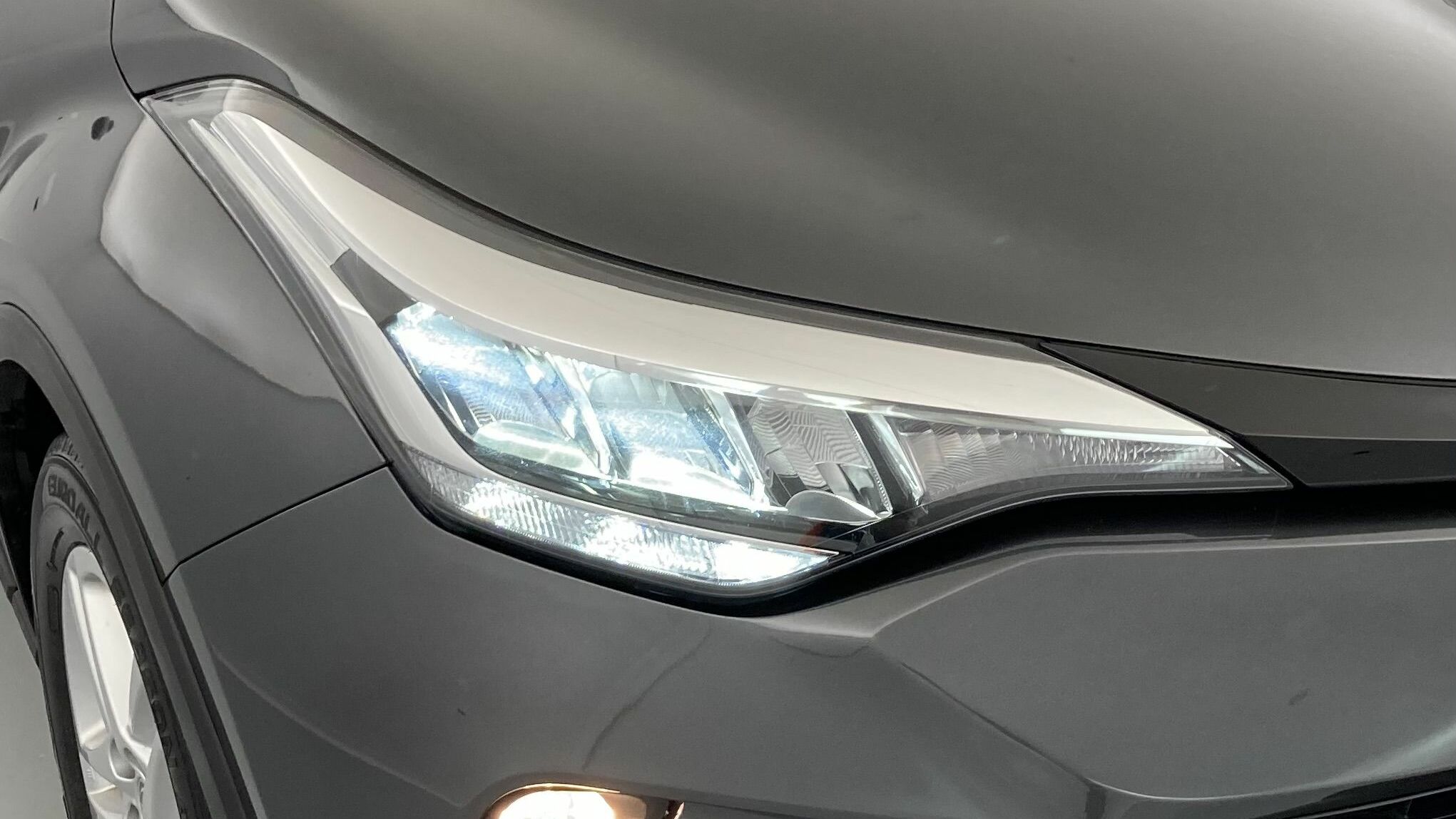 toyota c-hr business edition 1.8 E-CVT 125H 2023 gris 30